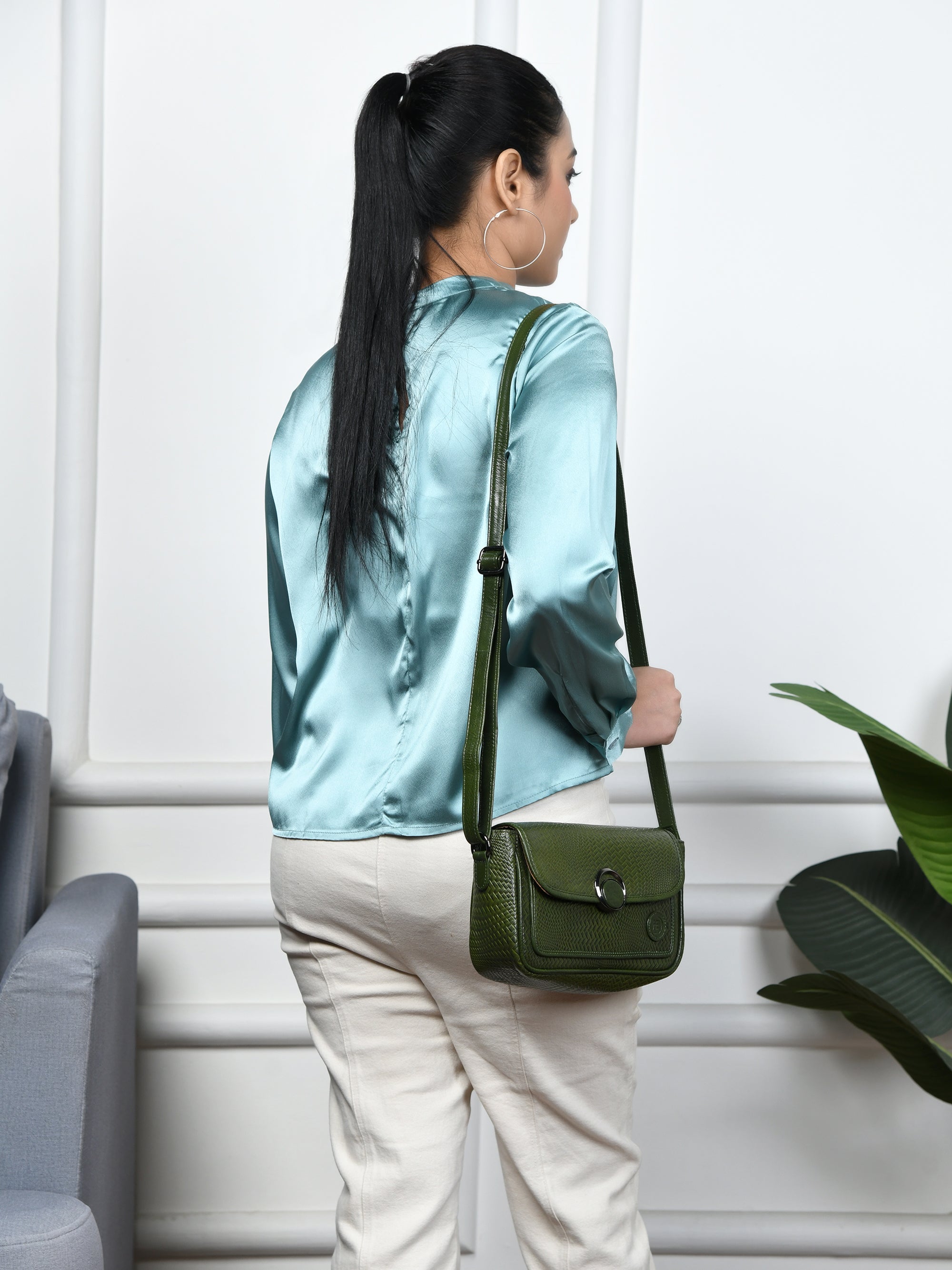 Chic Leather Women's Handbag - Olive Colour