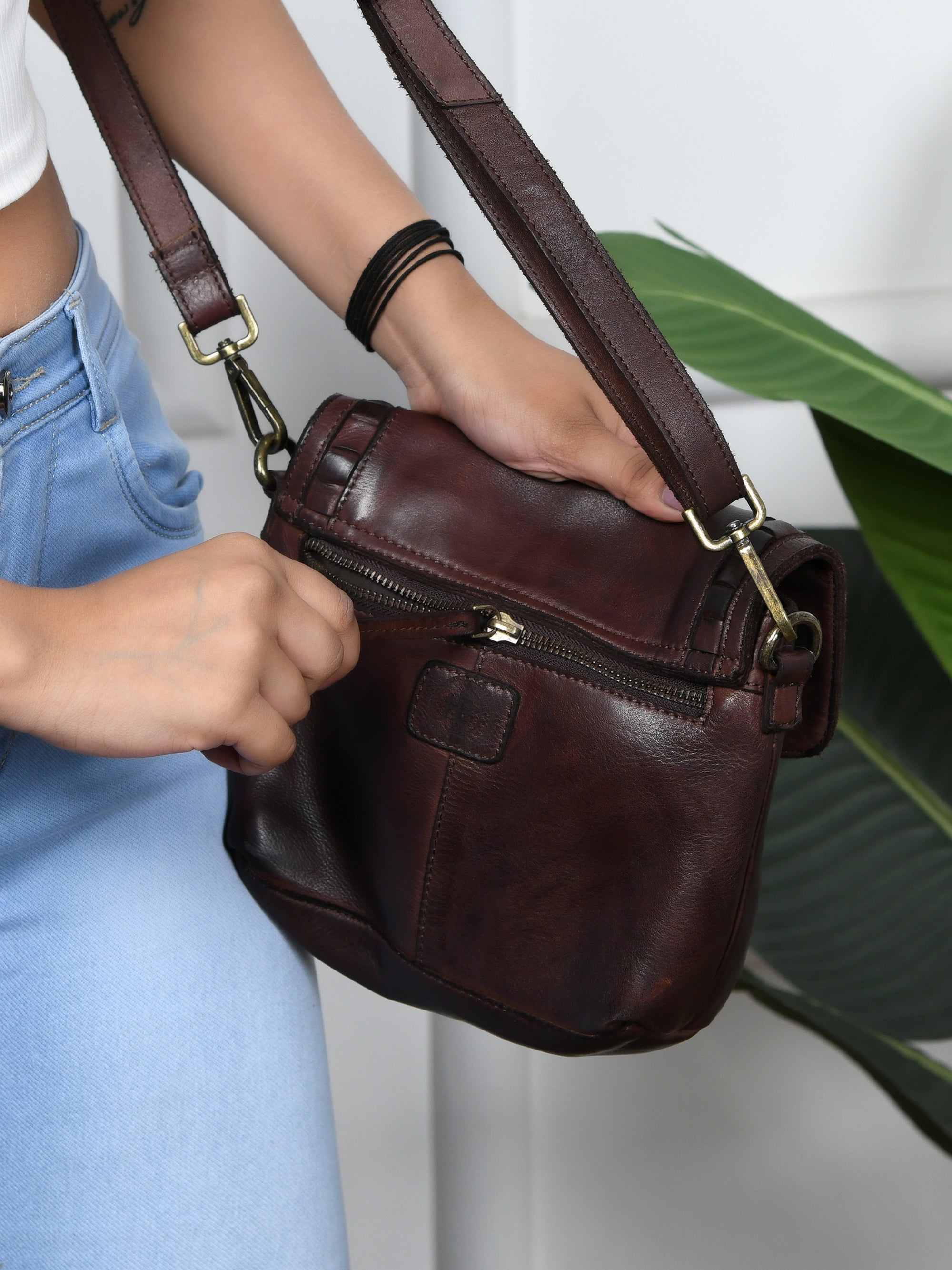 Verdant Crossbody Women's Leather Handbag - Maroon colour