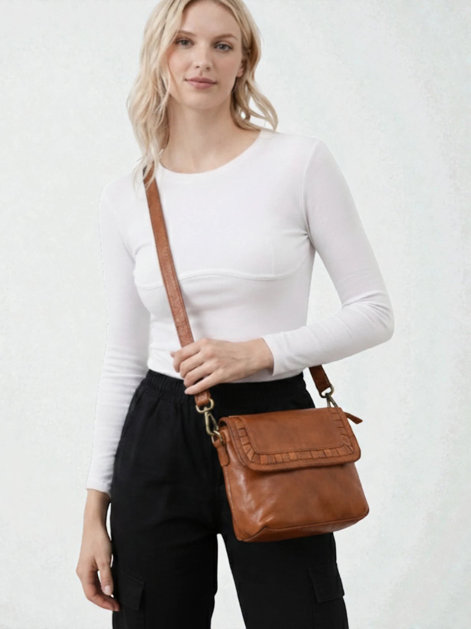 Verdant Crossbody Women's Leather Handbag - Tan colour